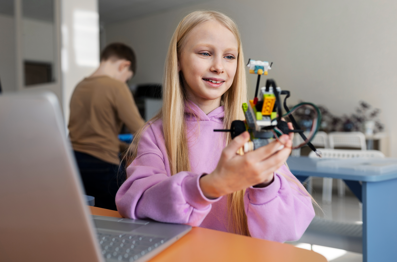 Jeune fille en atelier robotique